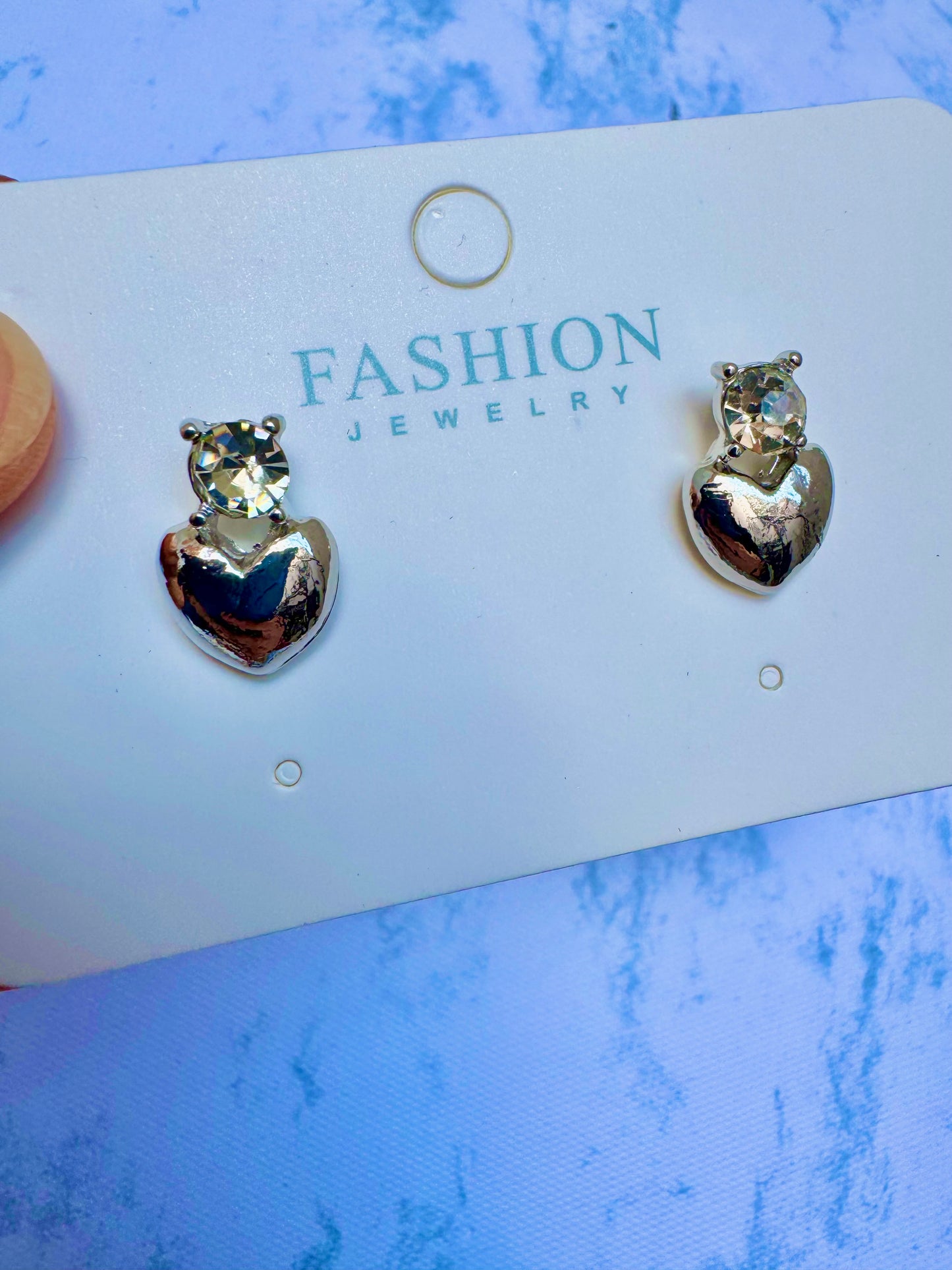 J384P Aretes corazon chico plateado 1.5cm