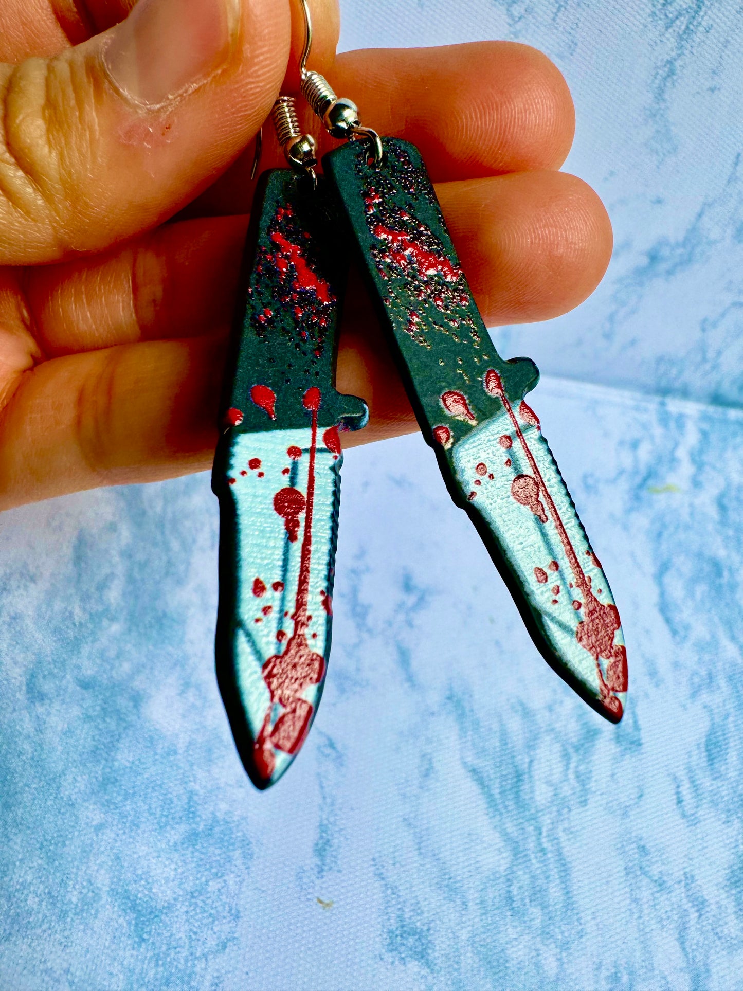 E1780 Aretes cuchillo sangriento resina plástica 6.5cm