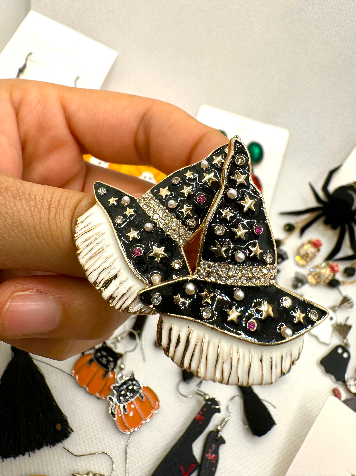 J63 Aretes sombrero bruja metal esmaltado brillitos 4cm