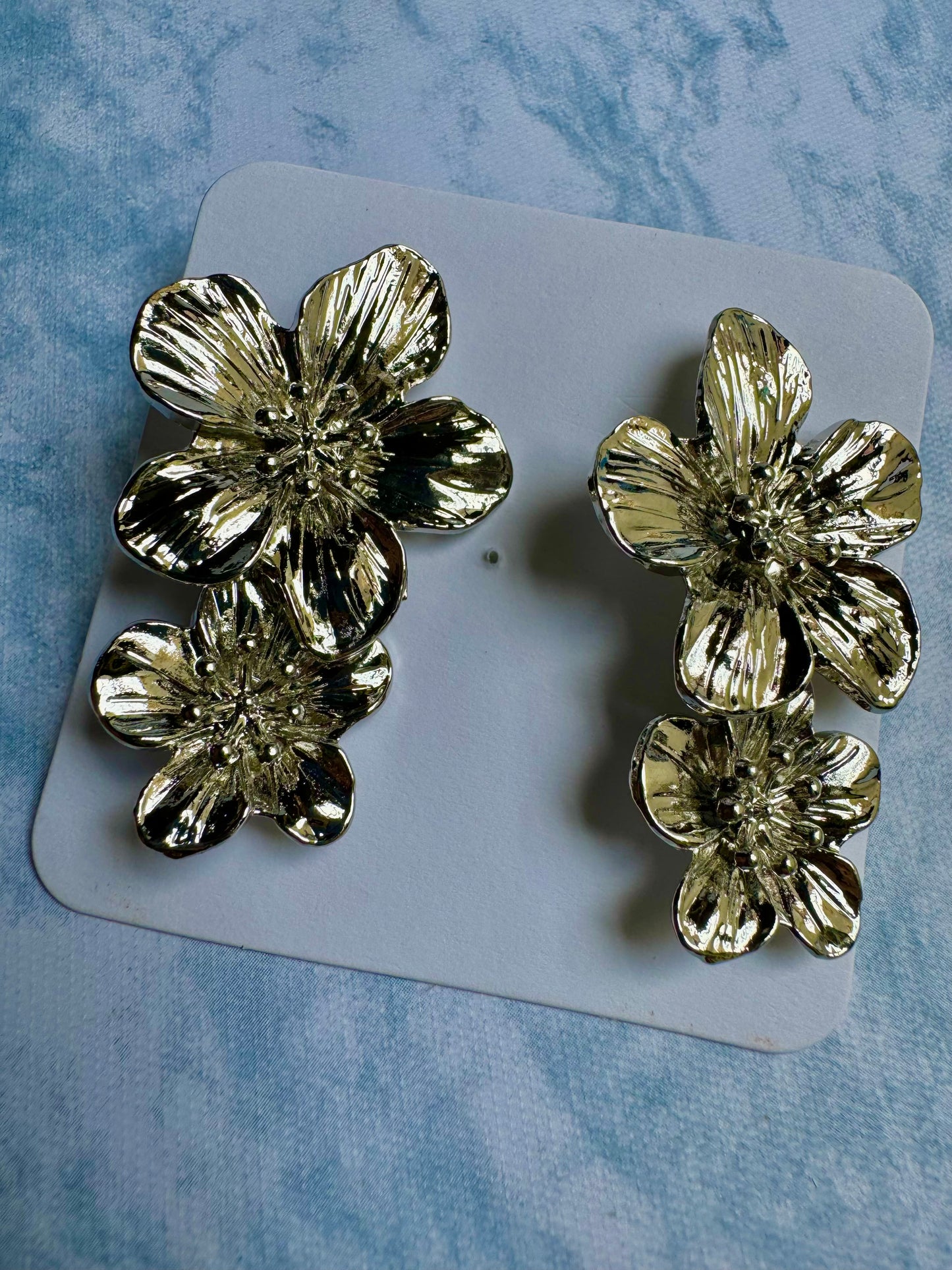 E425 Aretes flor plateada enchapado 4 cm