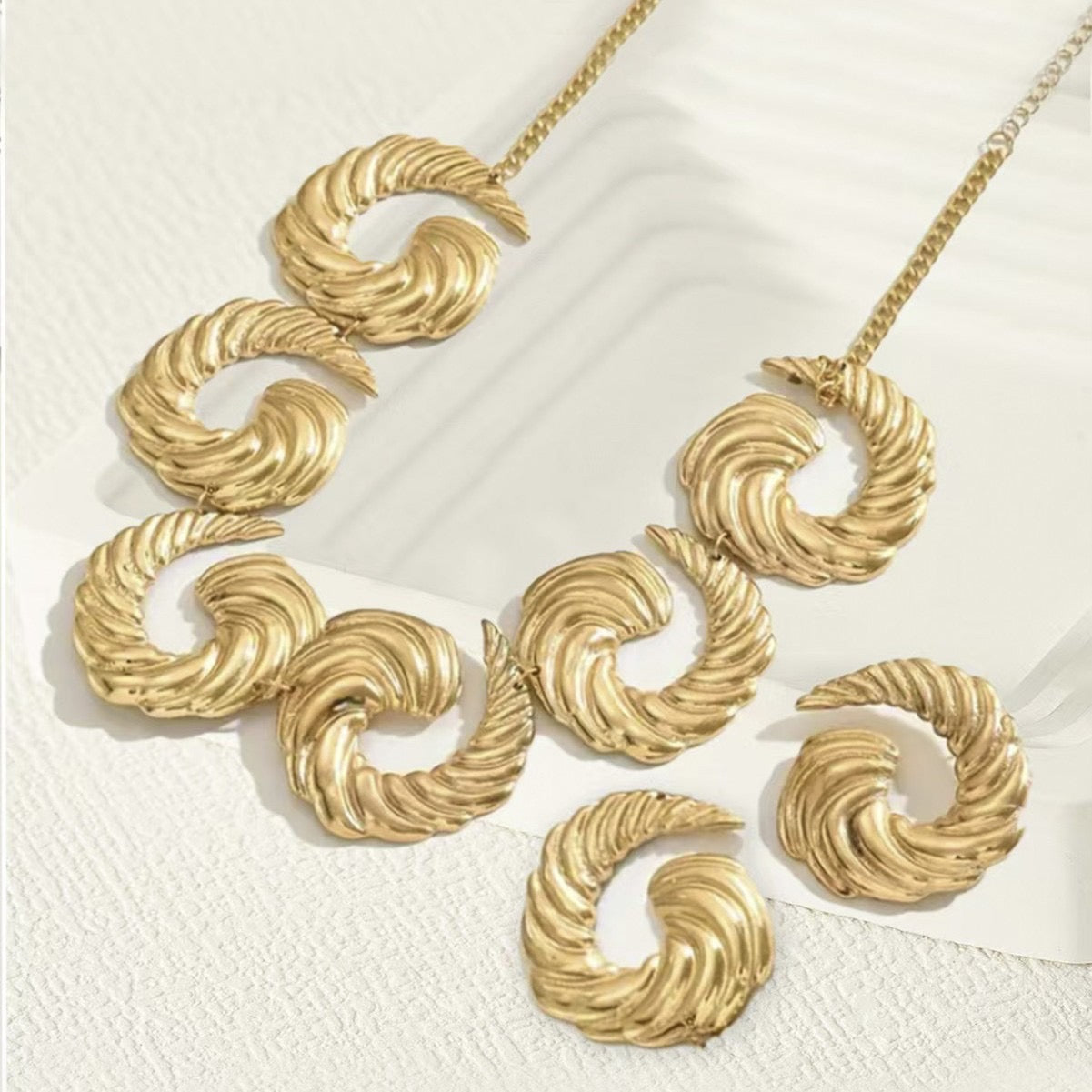 C1511 Conjunto de collar y aretes dorados aleacion 25cm largo