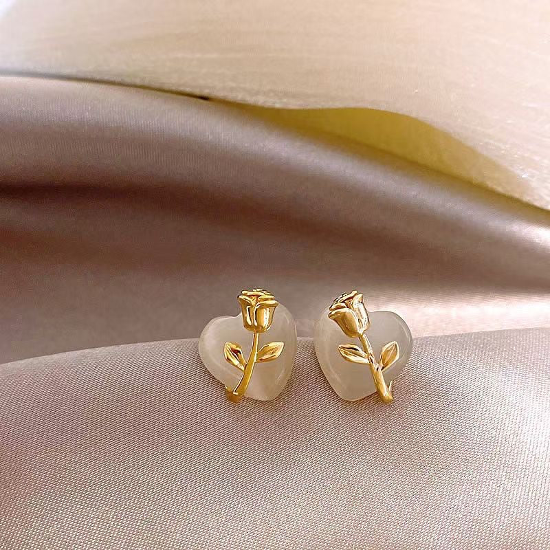 E4307 Aretes corazón blanco rosa dorada resina 1.5cm