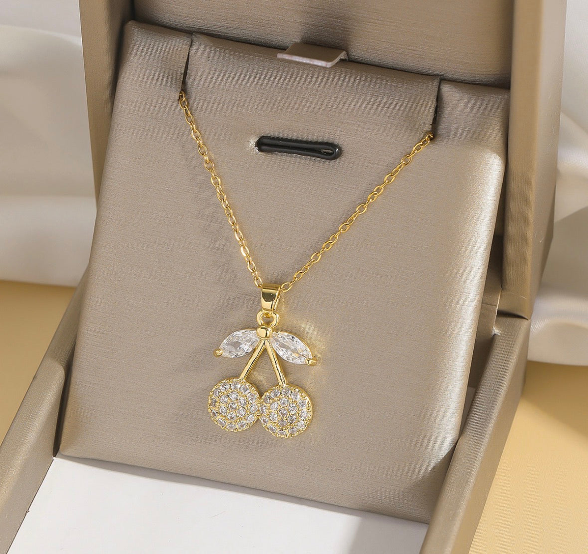 C1524 Collar dorado cerezas brillantes acero de titanio 24cm largo 4cm dije
