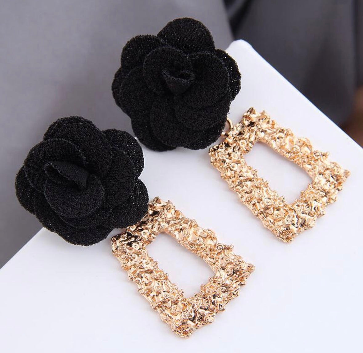 E5127 Aretes cuadro dorado flor negra aleacion 6cm