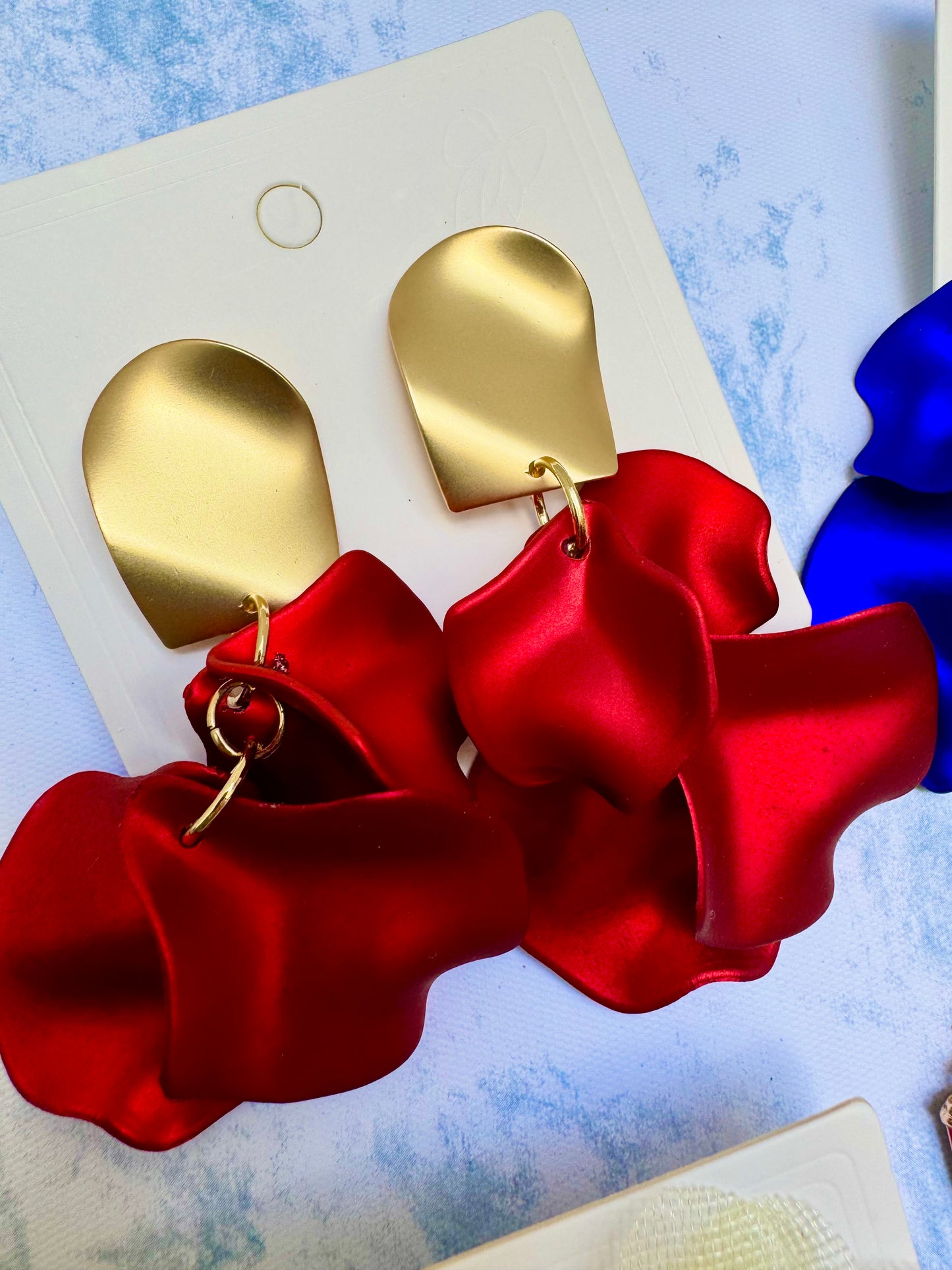 E1634R Aretes petalos ligeros textura suave rígido acrilico 8cm