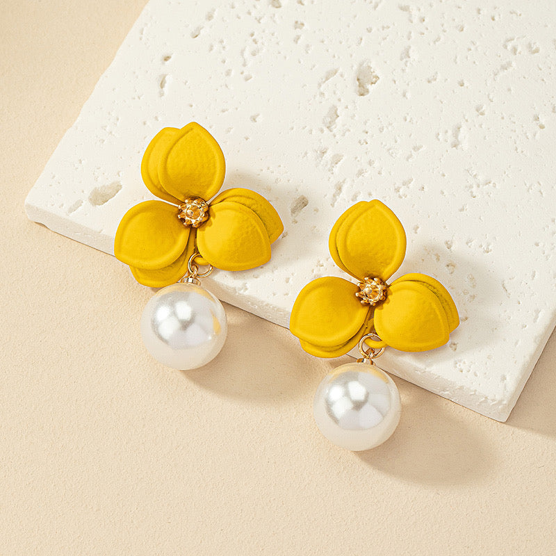 E2291 Aretes flor metal esmaltado perla 4.5cm