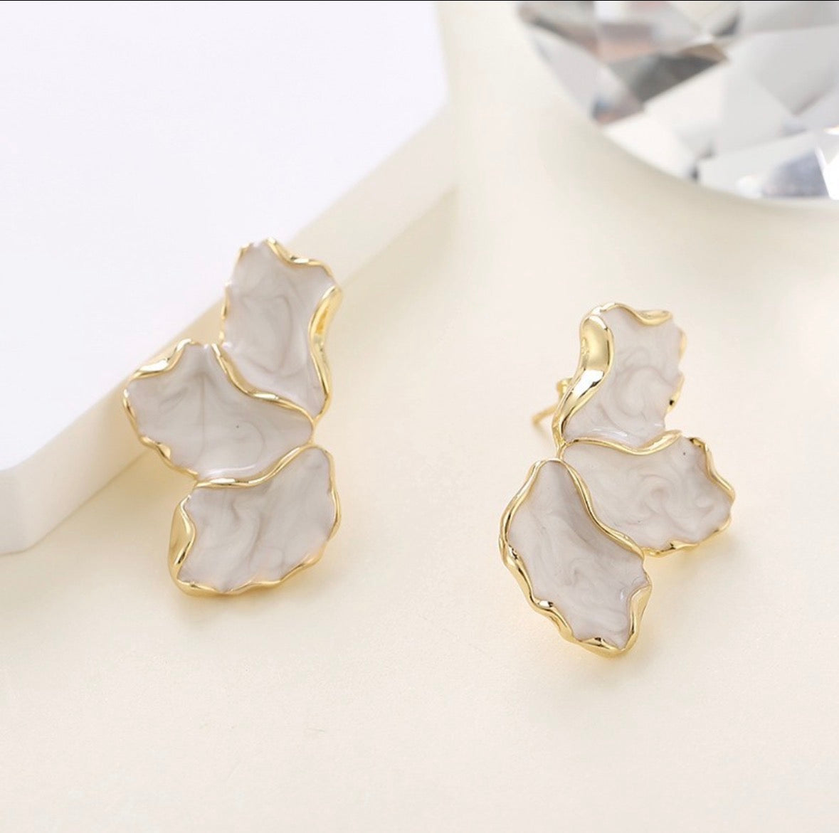 E7062 Aretes pétalos beige contorno dorado aleacion poste de plata 925
