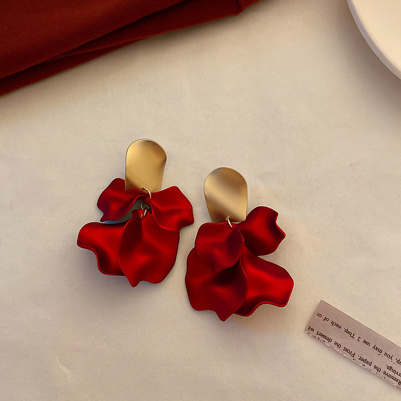 E7124 Aretes pétalos rojos tridimensionales elegantes textura mate satinado aleacion 12cm