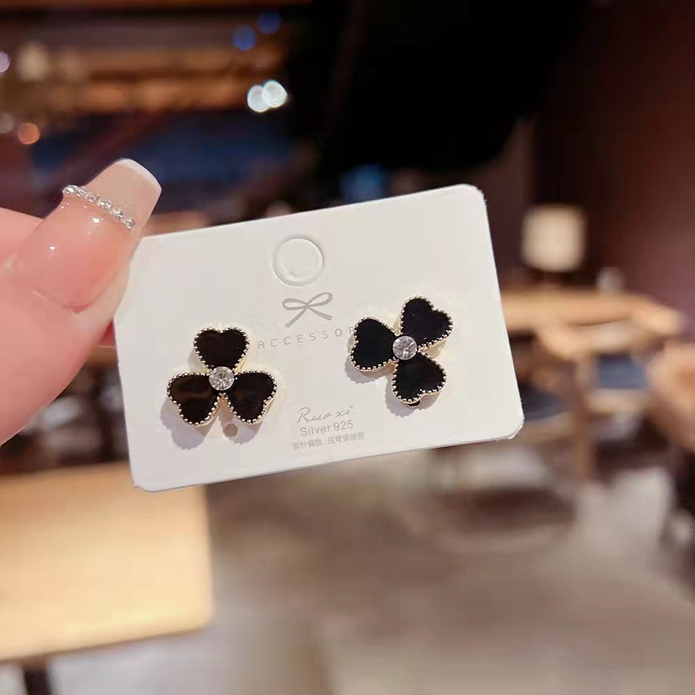 E1330 Aretes trebol negro chico aleacion 1.5cm