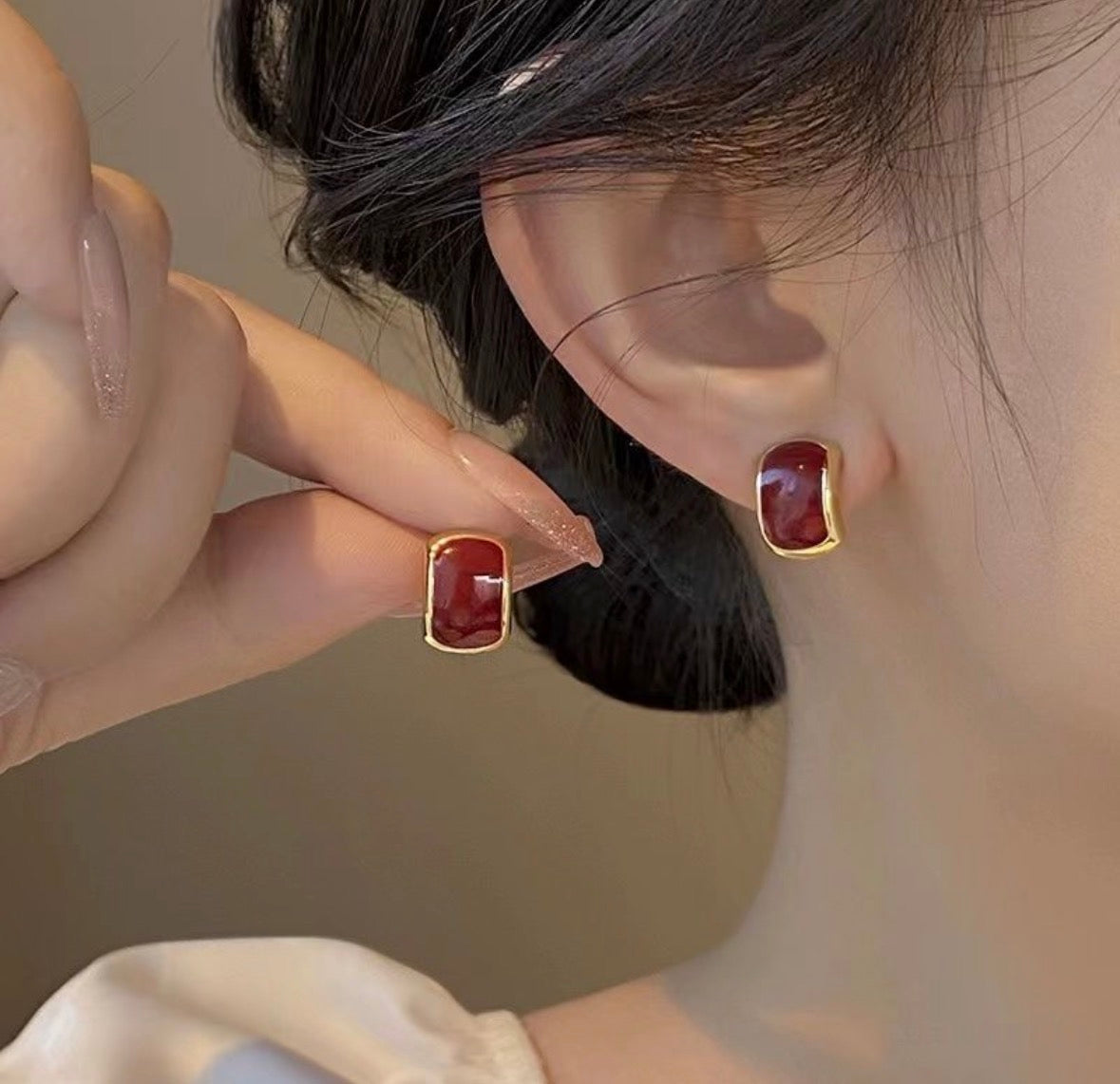 E5431 aretes rectangulares guinda contorno dorado aleacion poste de plata