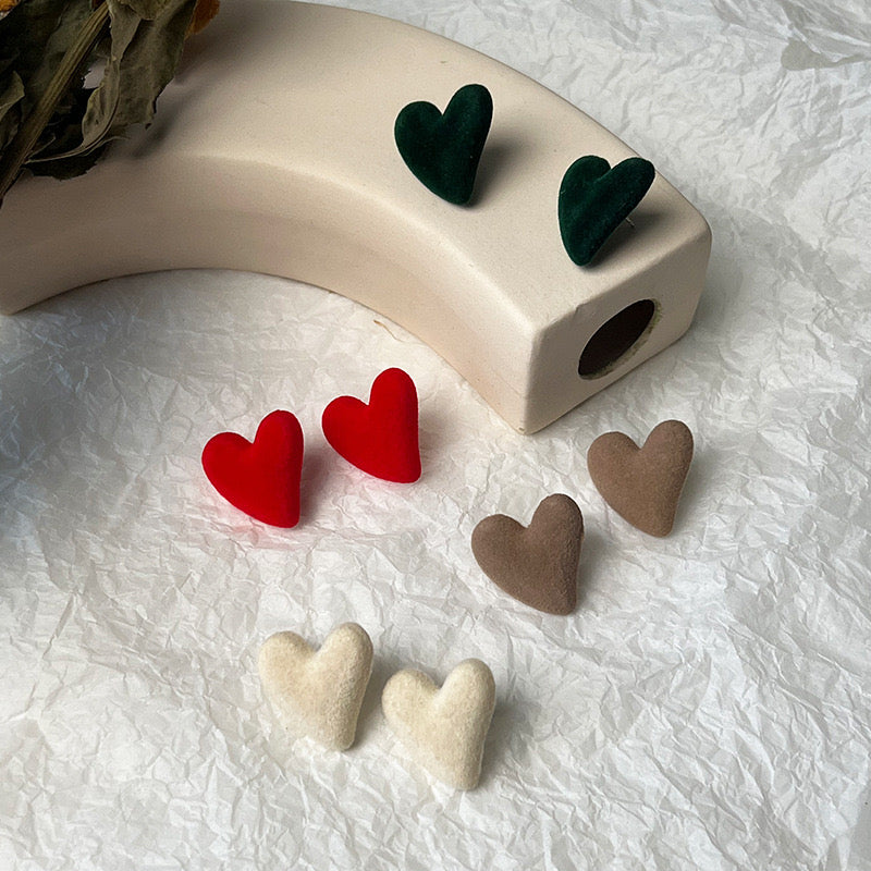 E2395 Conjunto aretes corazon flocado gamuza incluye 4 pares tamaño 3cm