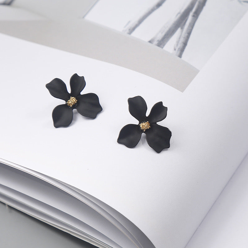 E4894 Aretes flor negra de retazos aleacion