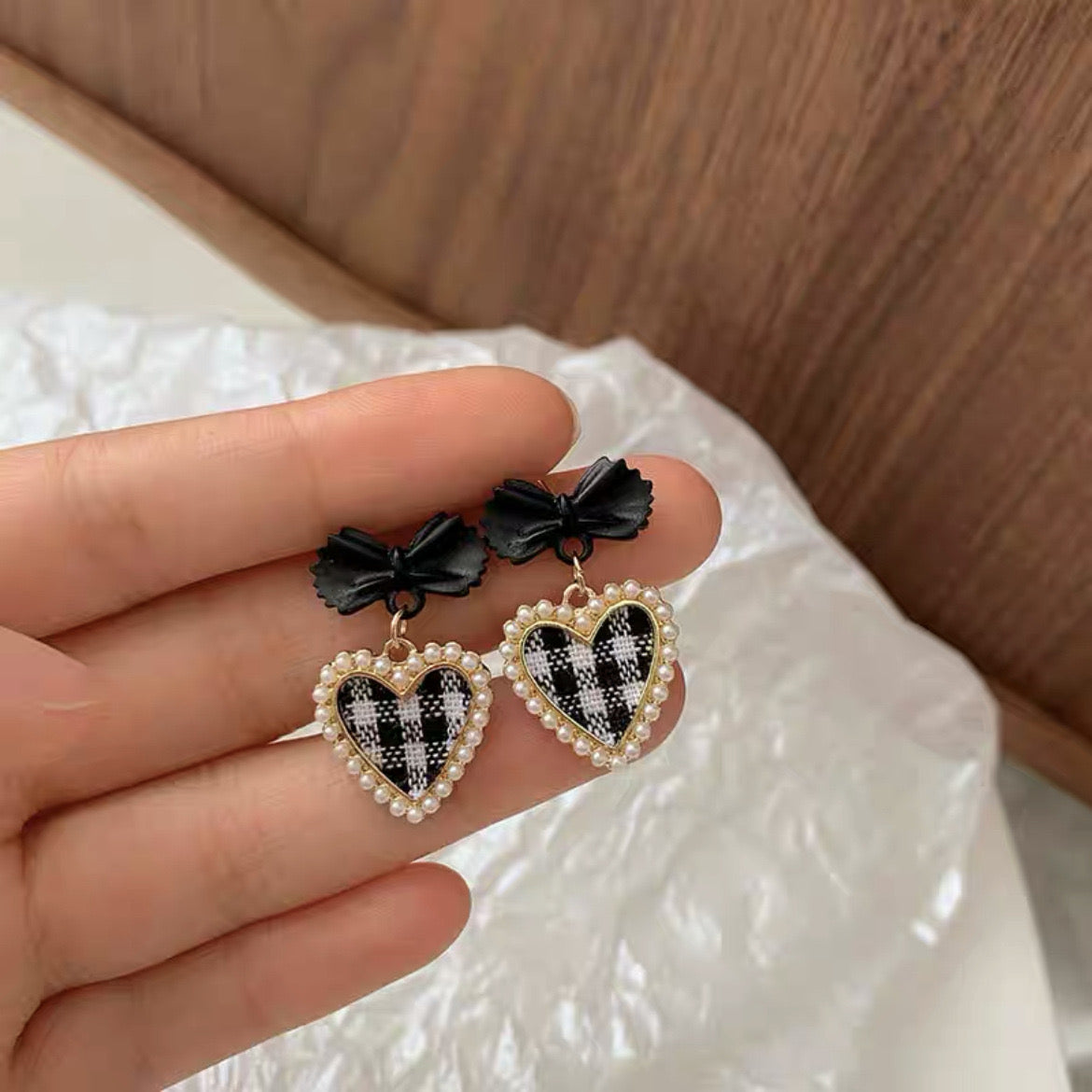 E2040 Aretes corazon moño negro chicos 3cm
