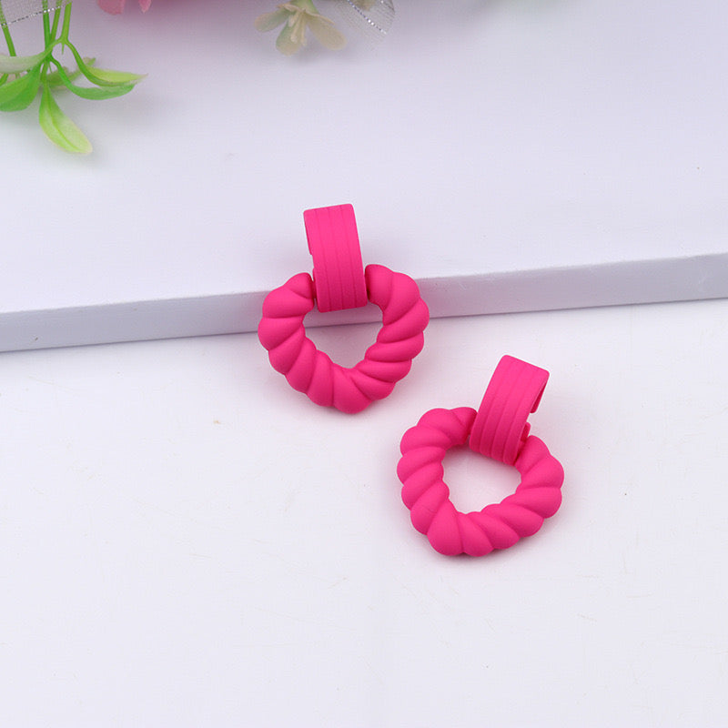 E2230RS Aretes corazon acrilico ligeros 3cm