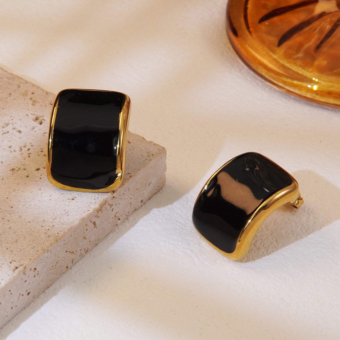 E2717 Aretes negros acero inoxidable chapado en oro de 18k 2.5cm