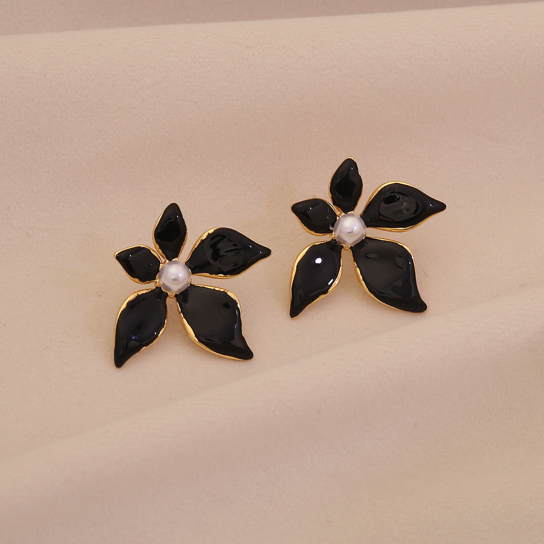 E3686N Aretes flor negra acero inoxidable chapado en oro de 18k 3cm