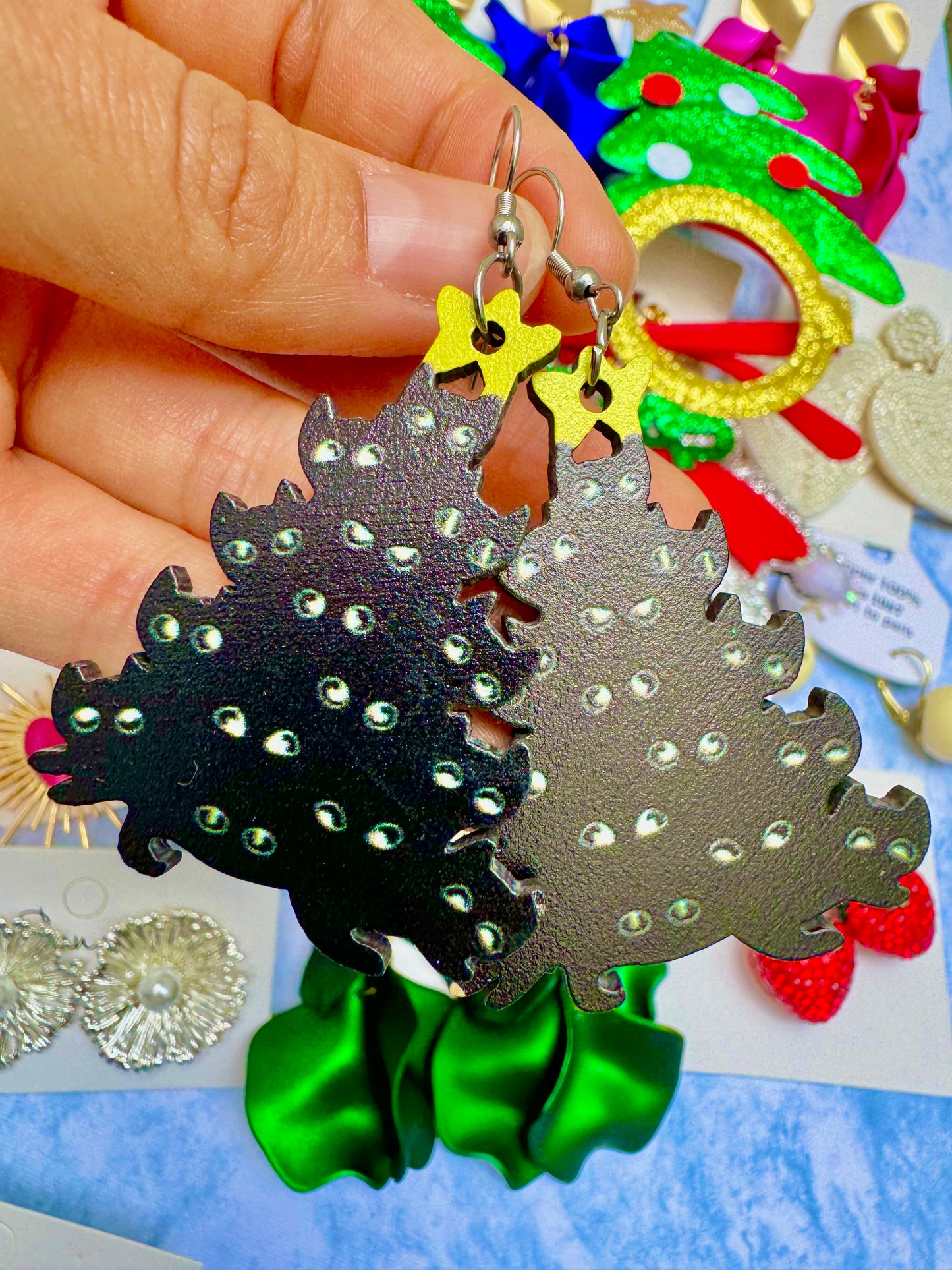 E1872 Aretes árbol Navidad de gatos negros madera 6.5cm