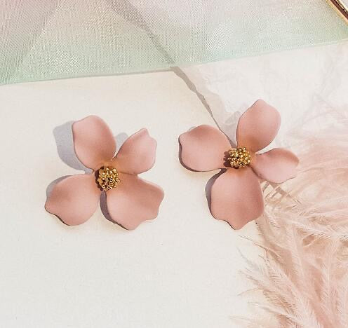 E6028 Aretes flor rosa bajito esmaltado aleacion 3cm