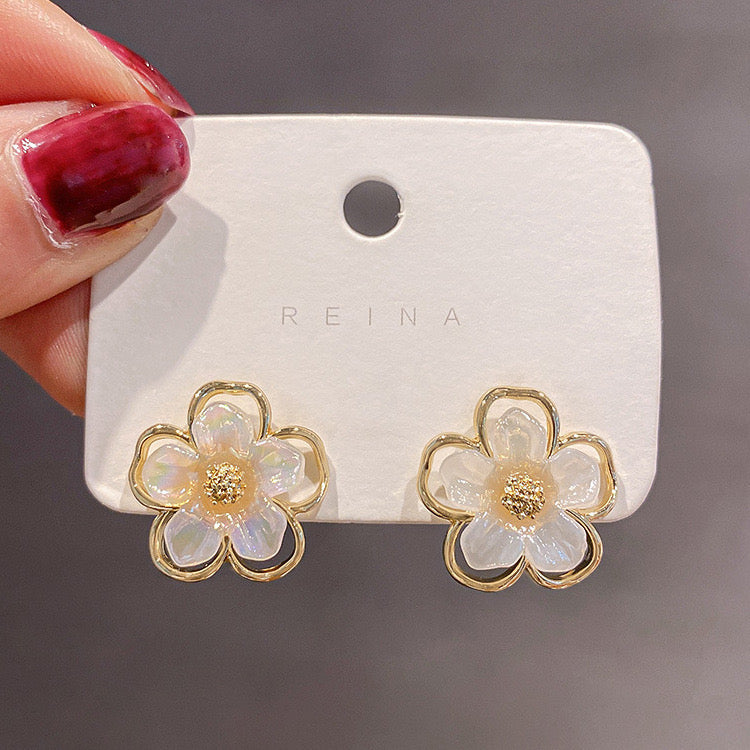 E5796 Aretes flor cinco pétalos blanca contorno dorado aleacion 3cm