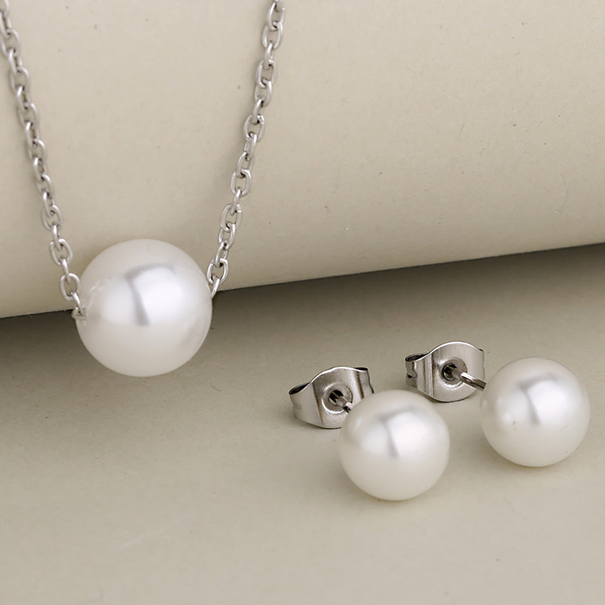 C952 Conjunto de aretes y collar perla plateado acero inoxidable 24cm largo