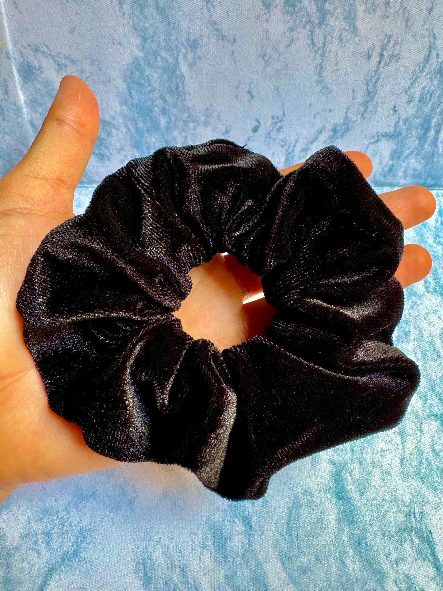 J215N Scrunchie para el cabello gamuza negra grande