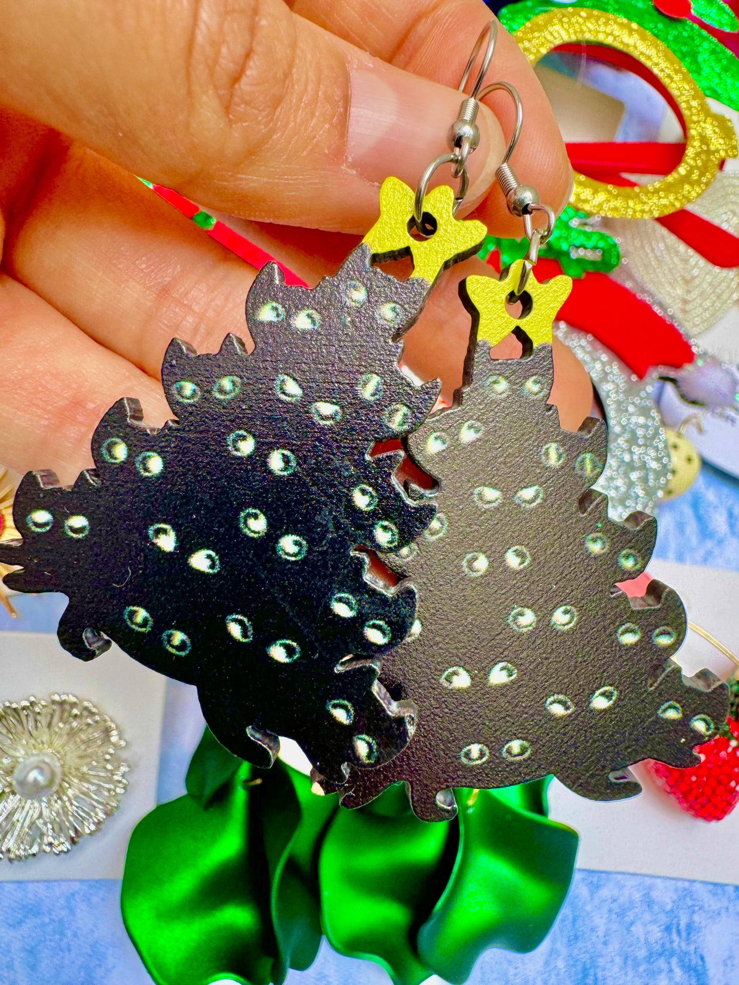 E1872 Aretes árbol Navidad de gatos negros madera 6.5cm