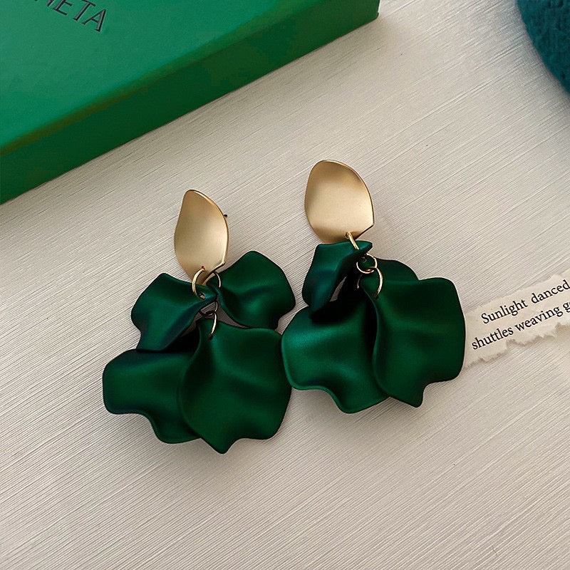 E7124 Aretes pétalos verde tridimensionales elegantes textura mate satinado aleacion 12cm