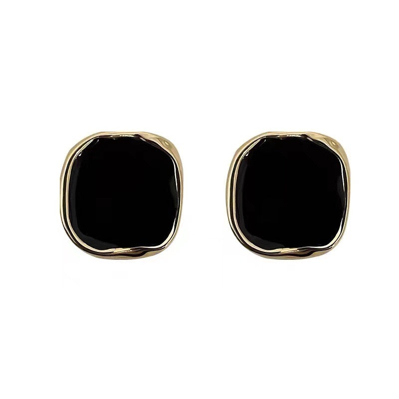 E1939 Aretes cuadro negro esmaltado dorado poste de plata 2cm
