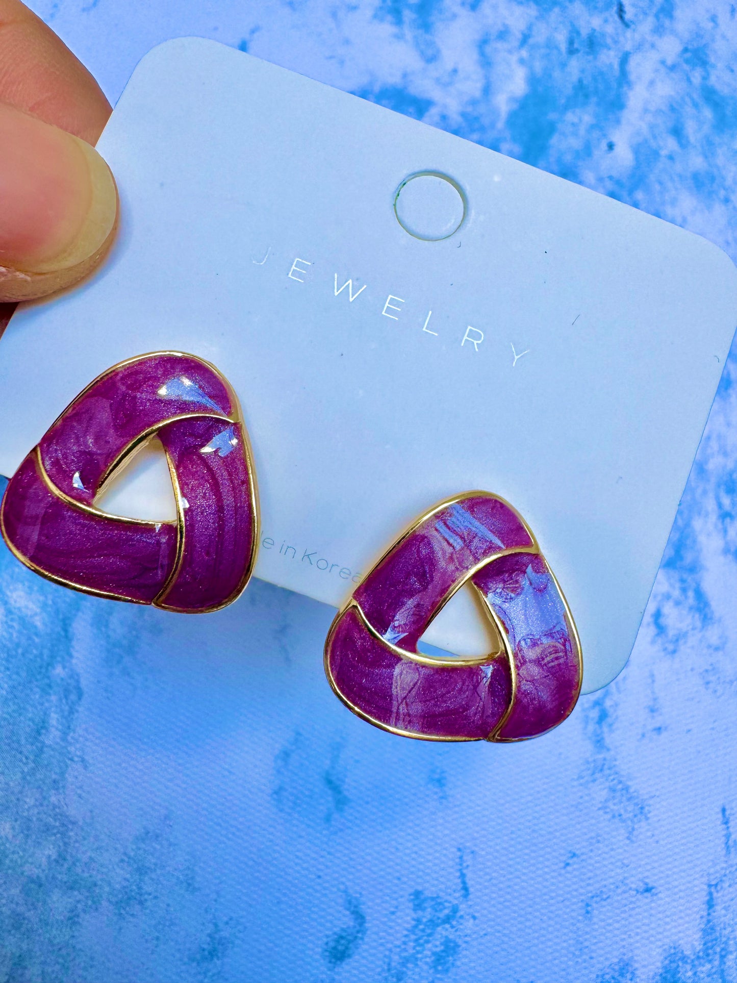 J388 Aretes triangulo morado esmaltado 2cm