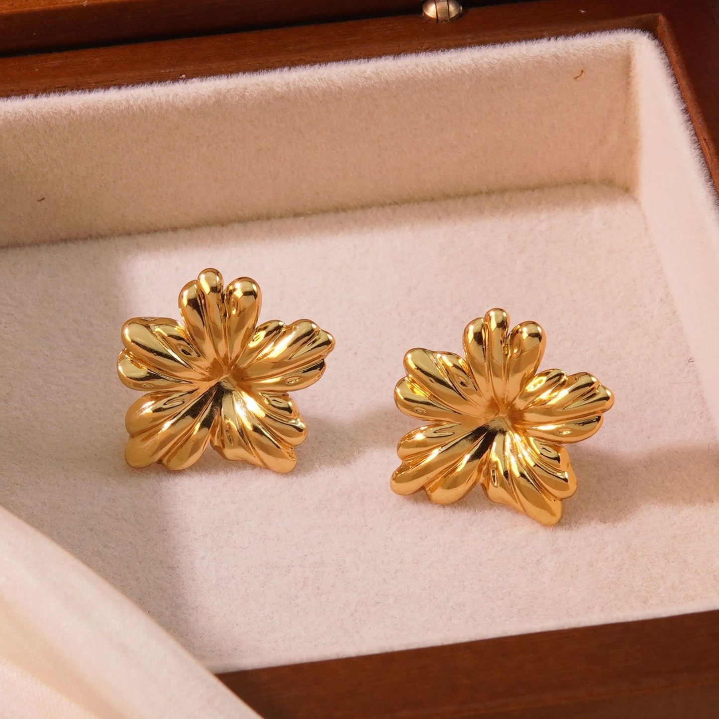 E2628 Aretes flor dorada acero inoxidable 2.5cm