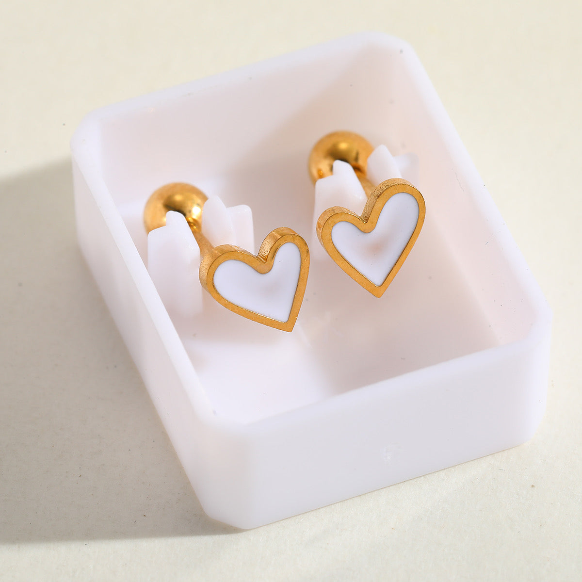 E3732 Aretes corazón blanco acero inoxidable chapado en oro de 18k .5cm