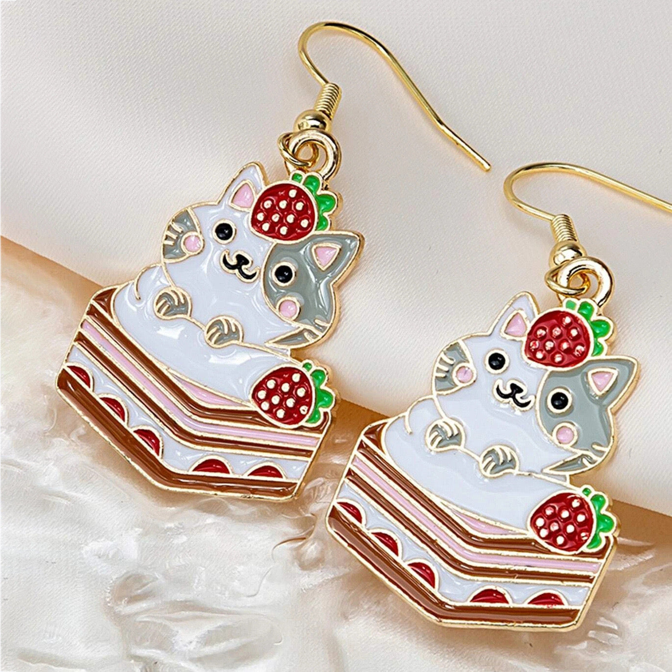 E2300 Aretes gato rebanada pastel de fresa metal esmaltado gancho 5cm