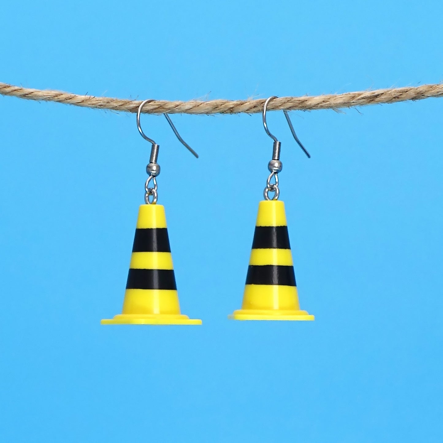 E7315 Aretes cono de seguridad con gancho de acrilico ligeros 4.5cm