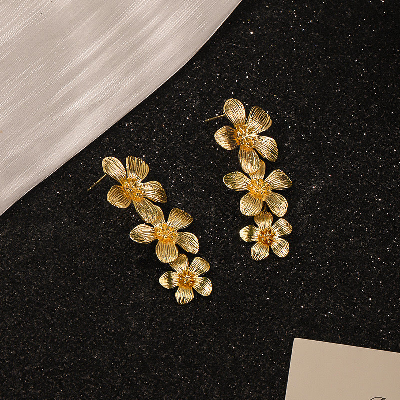 E4862D Aretes flor dorada aleacion 3cm