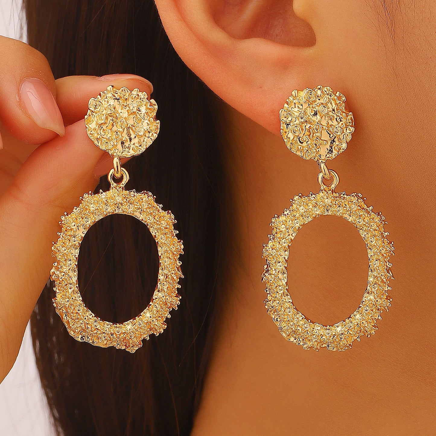 E7126 Aretes ovalado dorado con textura aleacion 8cm