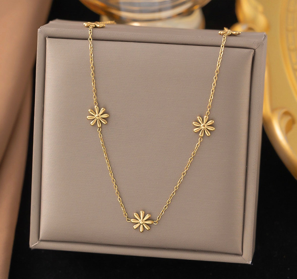 C1269 collar flores doradas acero inoxidable