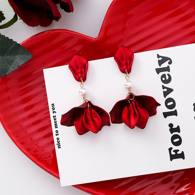 E5020 Aretes pétalos rojos con perla esmaltado 5cm