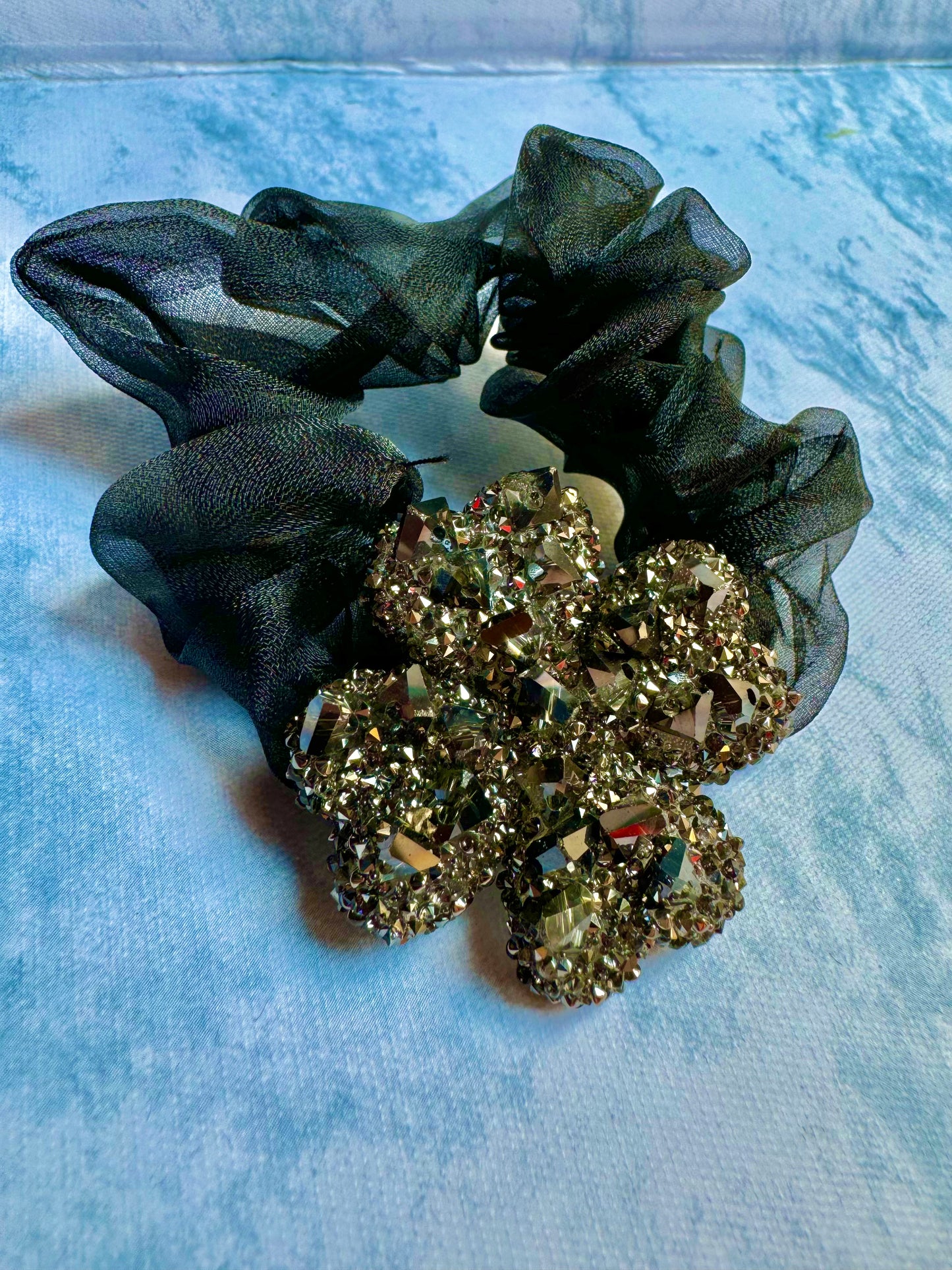 J242N Scrunchie premium cabello flor negra embutido cristal brillante
