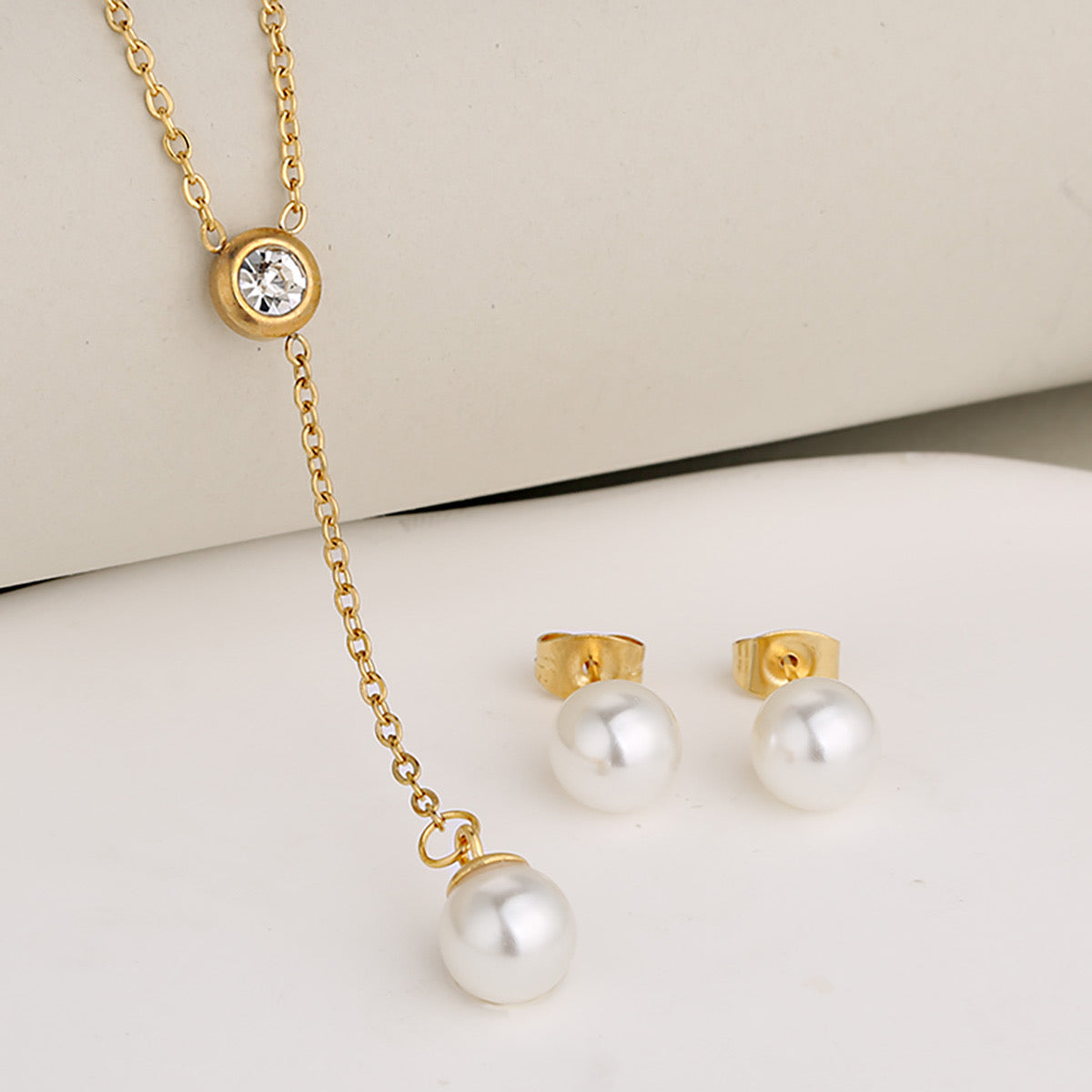 C951 Conjunto de aretes y collar perla dorado acero inoxidable 25cm largo