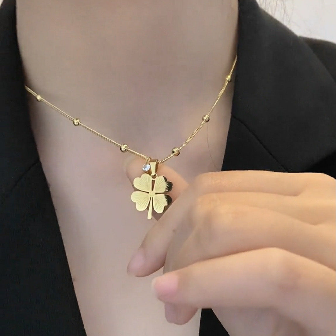 C990 Collar trebol dorado acero titanio 22cm,1.5cm dije