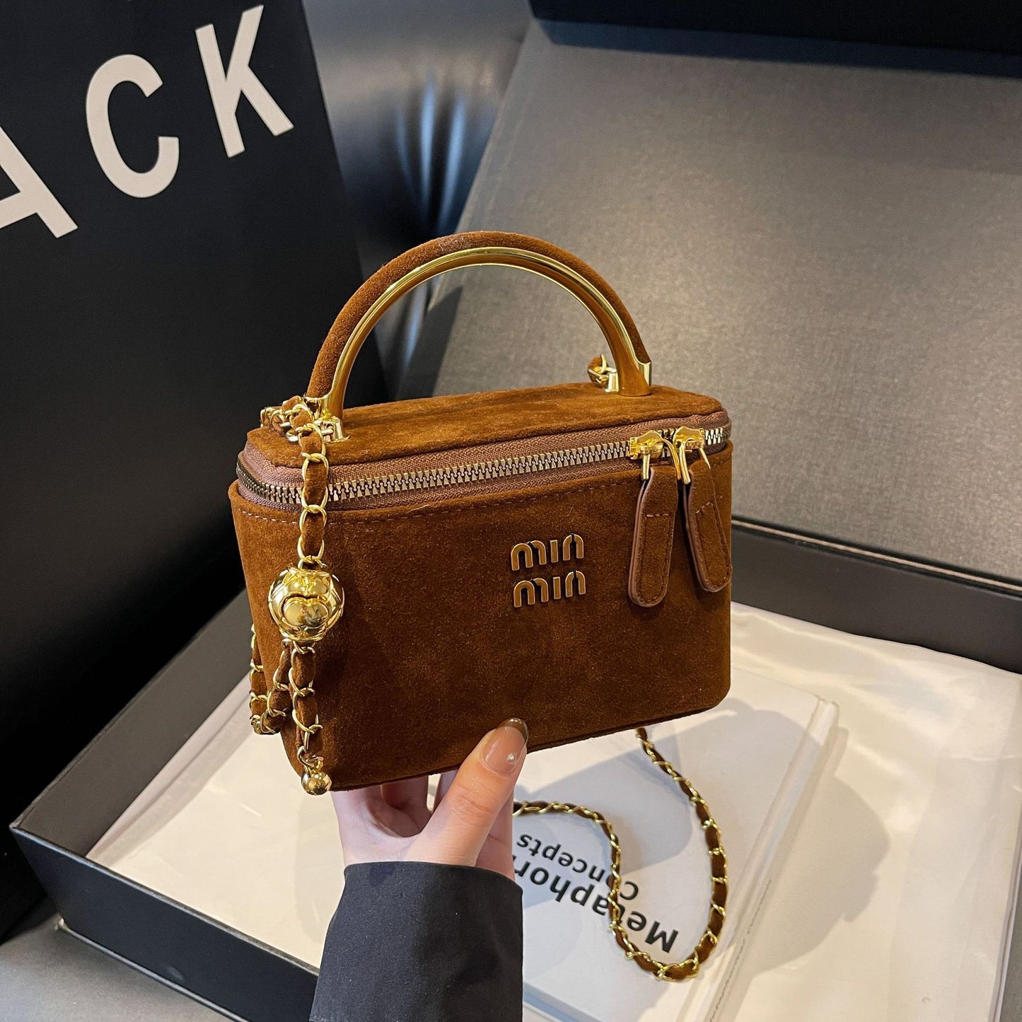 Cr93 Bolso Bandolero cuadrado gamuza café 10x12cm