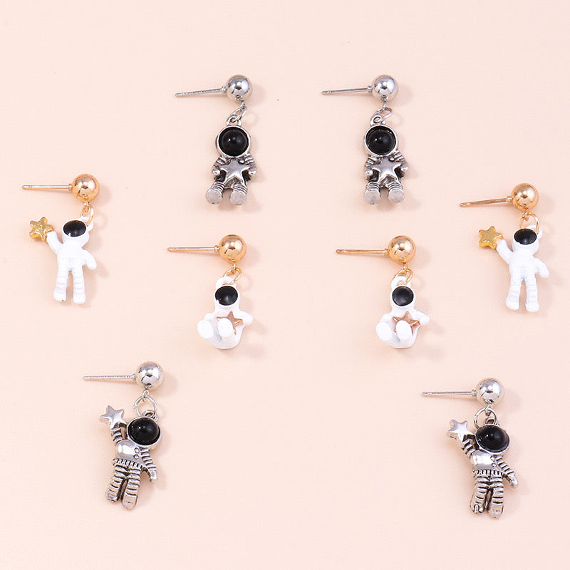 E2353 Conjunto de 4 pares de aretes astronauta aleacion esmaltado 2.5cm