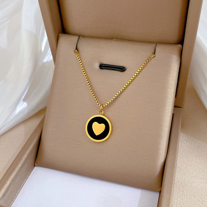 C800 collar círculo negro corazón dorado 20cm largo 1cm dije acero titanio