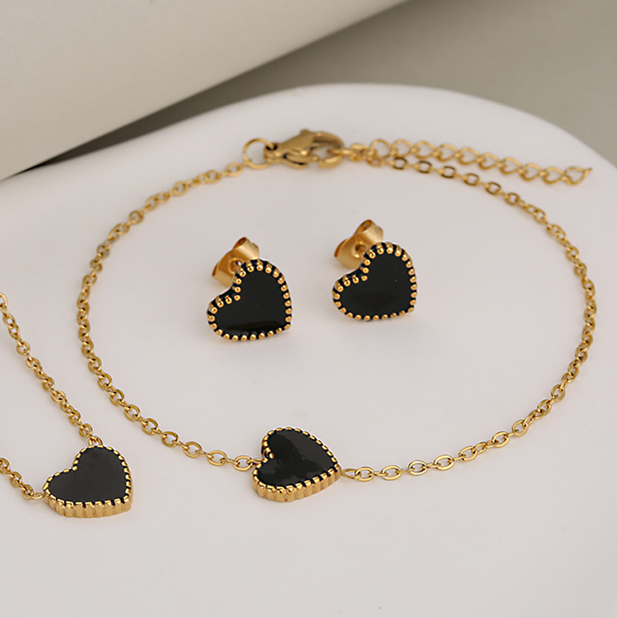 C1157 Conjunto de collar,pulses y aretes dorados corazon negro acero inoxidable
