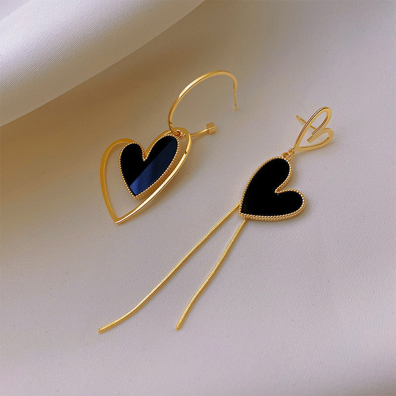 E892B Aretes corazon negros asimetrico dorados aleacion 8cm