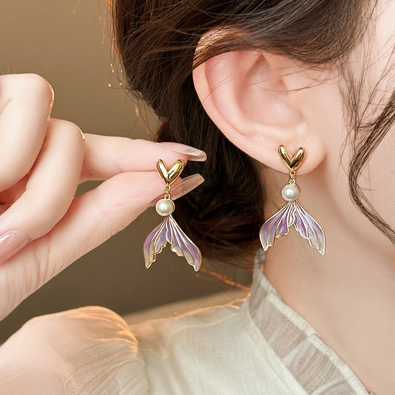 E2446 Aretes cola sirena esmaltado corazon 3cm
