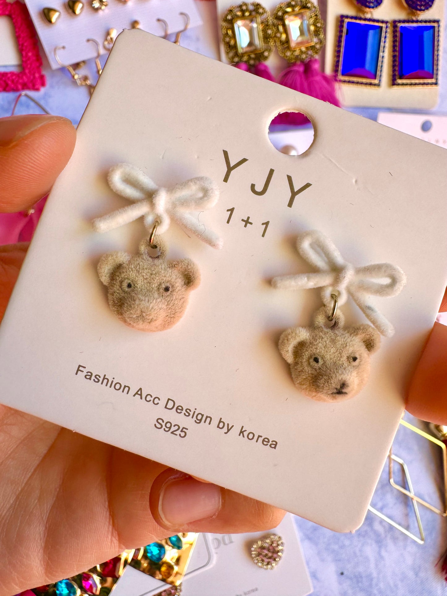 E1692 Aretes oso moño textura gamuz tela suave beige