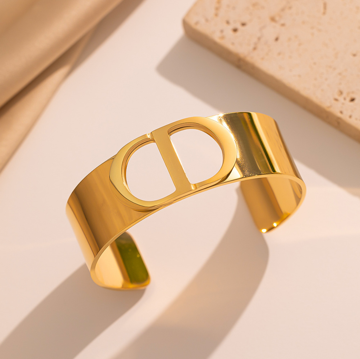 B591 Brazalete dorado acero inoxidable abierta