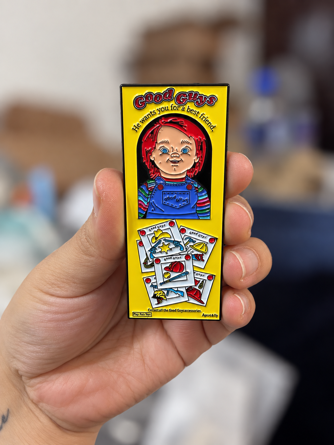 PI001 Pin broche Chucky caja para tela accesorio metal esmaltado 7.5x3cm