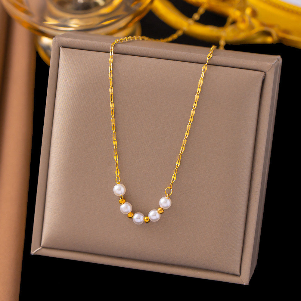 C491 Collar dorado perlas acero de titanio